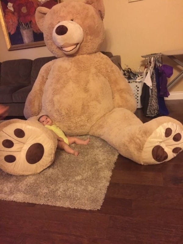 Ο παππούς της μικρής της έφερε δώρο τα μεγαλύτερο αρκούδι - Εικόνα 4
