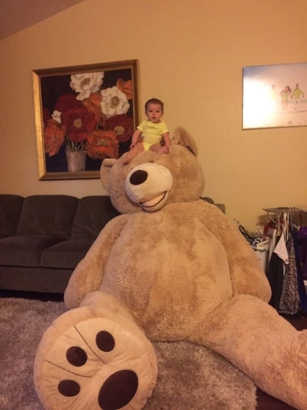 Ο παππούς της μικρής της έφερε δώρο τα μεγαλύτερο αρκούδι - Εικόνα 5