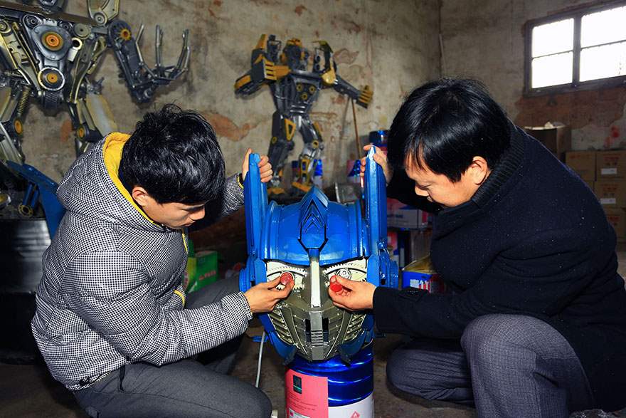 Πατέρας και γιος κατασκευάζουν Transformers από παλιοσίδερα - Εικόνα 4