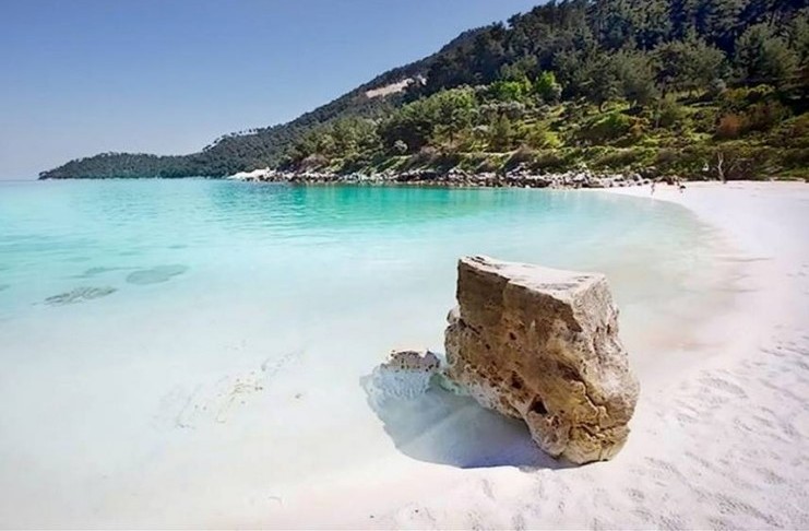 Ποια Καραϊβική.. Αυτή η εξωτική παραλία με την ολόλευκη άμμο και τα μαργαριταρένια βότσαλα βρίσκεται στην Ελλάδα! - Εικόνα 0