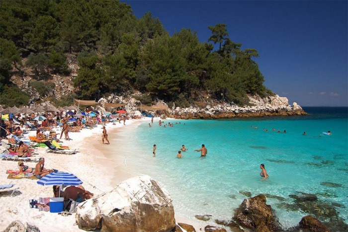 Ποια Καραϊβική.. Αυτή η εξωτική παραλία με την ολόλευκη άμμο και τα μαργαριταρένια βότσαλα βρίσκεται στην Ελλάδα! - Εικόνα 1