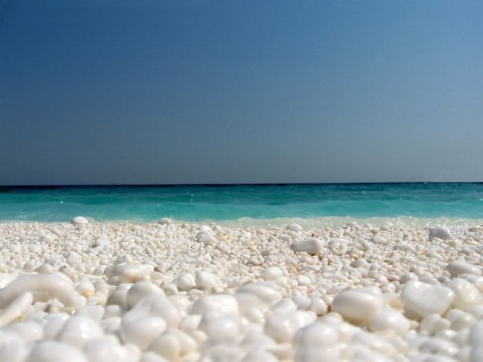 Ποια Καραϊβική.. Αυτή η εξωτική παραλία με την ολόλευκη άμμο και τα μαργαριταρένια βότσαλα βρίσκεται στην Ελλάδα! - Εικόνα 10