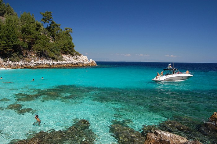 Ποια Καραϊβική.. Αυτή η εξωτική παραλία με την ολόλευκη άμμο και τα μαργαριταρένια βότσαλα βρίσκεται στην Ελλάδα! - Εικόνα 13