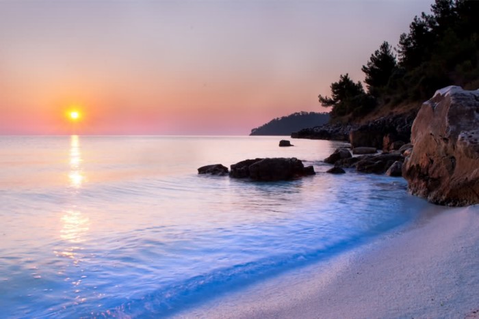 Ποια Καραϊβική.. Αυτή η εξωτική παραλία με την ολόλευκη άμμο και τα μαργαριταρένια βότσαλα βρίσκεται στην Ελλάδα! - Εικόνα 15