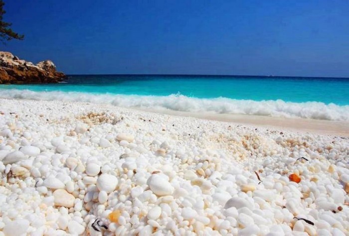 Ποια Καραϊβική.. Αυτή η εξωτική παραλία με την ολόλευκη άμμο και τα μαργαριταρένια βότσαλα βρίσκεται στην Ελλάδα! - Εικόνα 4
