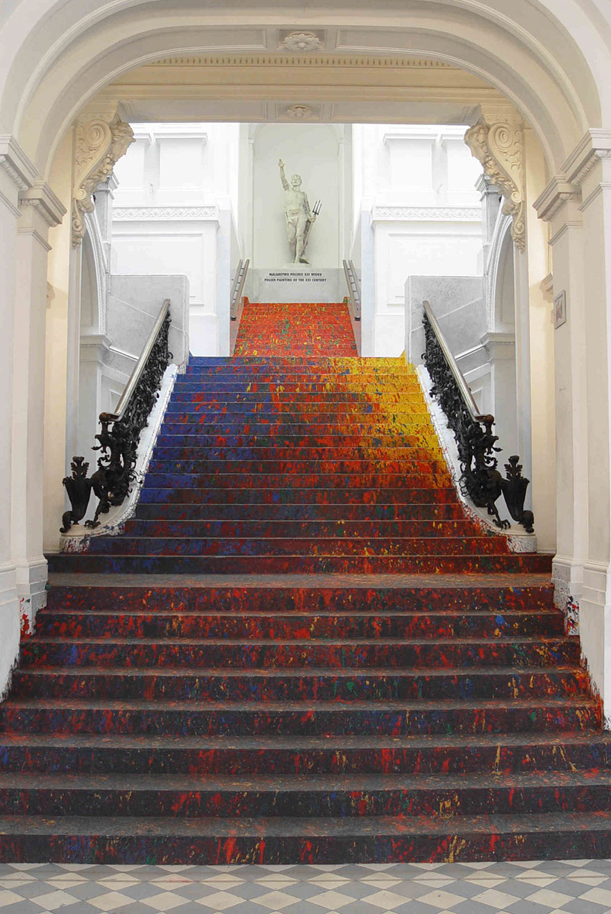 Πολωνός καλλιτέχνης έριξε μπογιά στα σκαλοπάτια της Εθνικής Πινακοθήκης και το αποτέλεσμα είναι πανέμορφο - Εικόνα 1