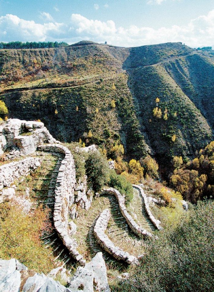 Το ψηλότερο χωριό του Ζαγορίου με την περίφημη Σκάλα που χρειάστηκε 20 χρόνια να χτιστεί. Έχει 1.100 σκαλοπάτια και θυμίζει έργο τέχνης! - Εικόνα 14