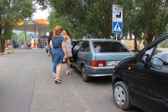 Στη Ρωσία τα κοpίτσια με μπικίνι βάζουν δωρεάν βενζίνη - Εικόνα 1