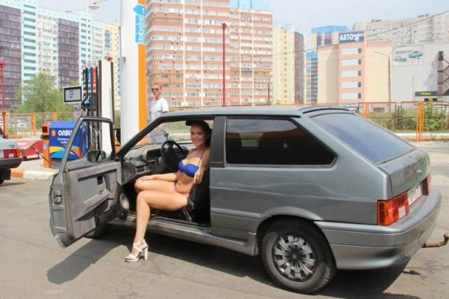 Στη Ρωσία τα κοpίτσια με μπικίνι βάζουν δωρεάν βενζίνη - Εικόνα 10