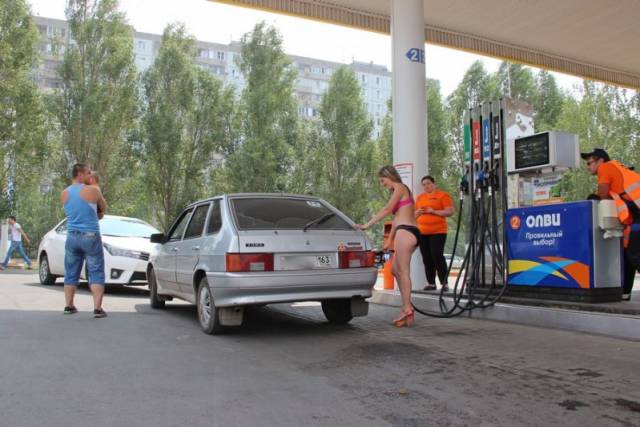 Στη Ρωσία τα κοpίτσια με μπικίνι βάζουν δωρεάν βενζίνη - Εικόνα 11