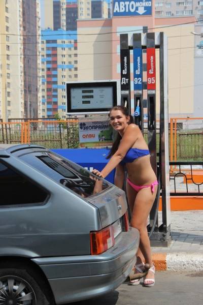 Στη Ρωσία τα κοpίτσια με μπικίνι βάζουν δωρεάν βενζίνη - Εικόνα 12