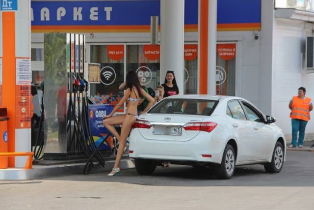 Στη Ρωσία τα κοpίτσια με μπικίνι βάζουν δωρεάν βενζίνη - Εικόνα 17