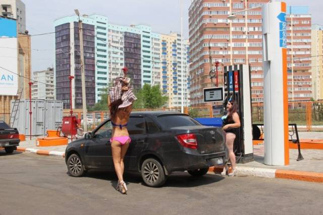 Στη Ρωσία τα κοpίτσια με μπικίνι βάζουν δωρεάν βενζίνη - Εικόνα 20