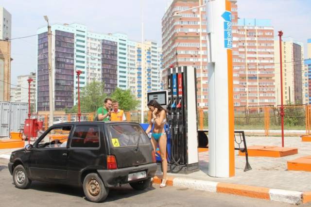 Στη Ρωσία τα κοpίτσια με μπικίνι βάζουν δωρεάν βενζίνη - Εικόνα 24