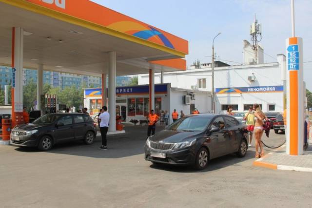 Στη Ρωσία τα κοpίτσια με μπικίνι βάζουν δωρεάν βενζίνη - Εικόνα 29