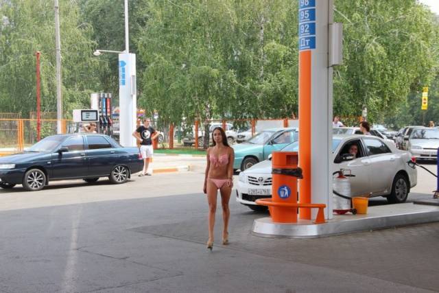 Στη Ρωσία τα κοpίτσια με μπικίνι βάζουν δωρεάν βενζίνη - Εικόνα 4