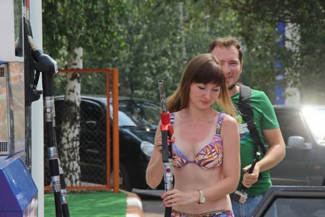 Στη Ρωσία τα κοpίτσια με μπικίνι βάζουν δωρεάν βενζίνη - Εικόνα 9