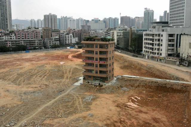 Τα σπίτια που στέκονται εμπόδια στην ανάπτυξη της Κίνας - Εικόνα 1