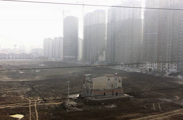 Τα σπίτια που στέκονται εμπόδια στην ανάπτυξη της Κίνας - Εικόνα 12