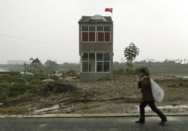 Τα σπίτια που στέκονται εμπόδια στην ανάπτυξη της Κίνας - Εικόνα 14