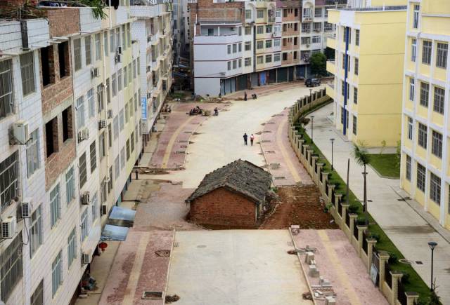 Τα σπίτια που στέκονται εμπόδια στην ανάπτυξη της Κίνας - Εικόνα 3