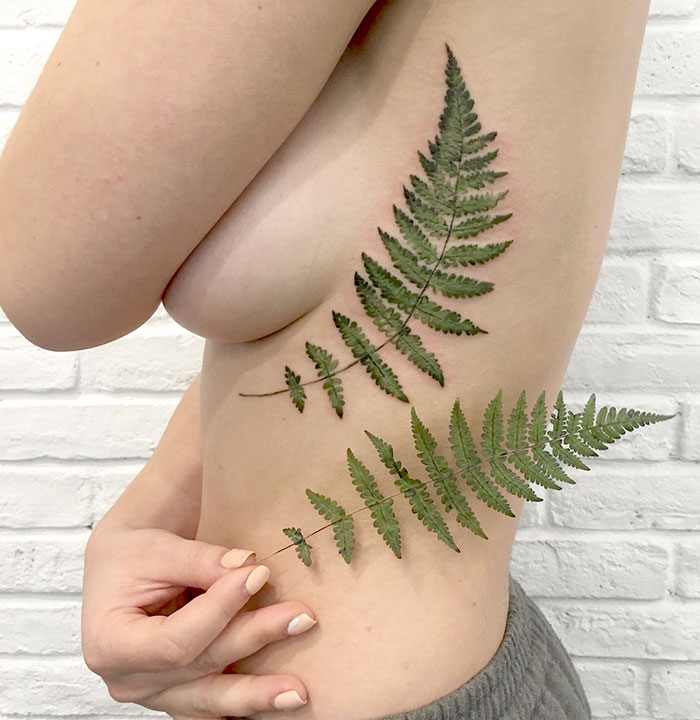 Tattoo Artist Χρησιμοποιεί Αληθινά Φύλλα και Λουλούδια για Μοναδικά Τατουάζ...! - Εικόνα 1