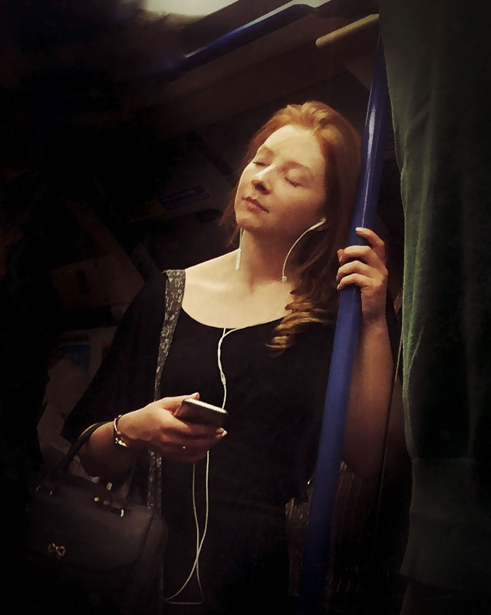 Τύπος φωτογραφίζει κρυφά επιβάτες του μετρό σαν πίνακες του 16ου αιώνα - Εικόνα 2