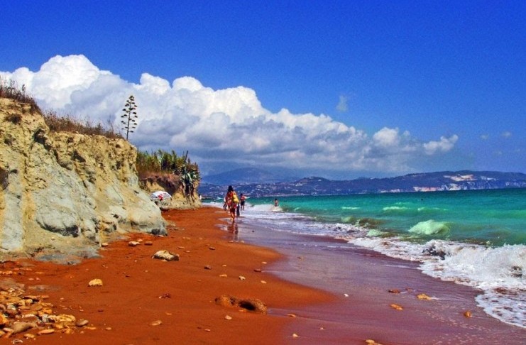 Που βρίσκεται η «κόκκινη» παραλία της Ελλάδας; Έχει περίεργο όνομα και θεωρείται μία από τις 20 πιο παράξενες παραλίες στον κόσμο! - Εικόνα 0