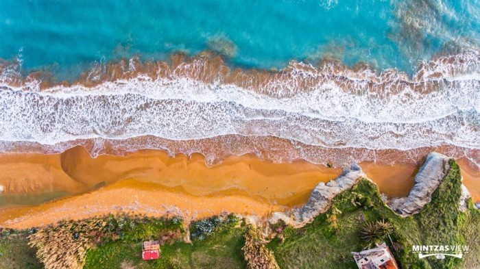Που βρίσκεται η «κόκκινη» παραλία της Ελλάδας; Έχει περίεργο όνομα και θεωρείται μία από τις 20 πιο παράξενες παραλίες στον κόσμο! - Εικόνα 1