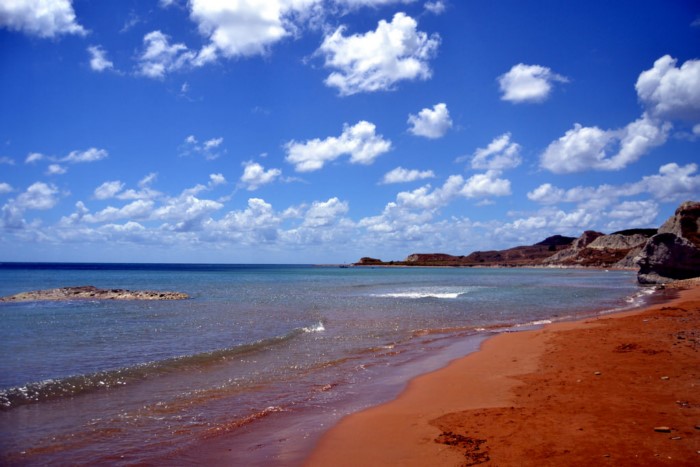 Που βρίσκεται η «κόκκινη» παραλία της Ελλάδας; Έχει περίεργο όνομα και θεωρείται μία από τις 20 πιο παράξενες παραλίες στον κόσμο! - Εικόνα 10