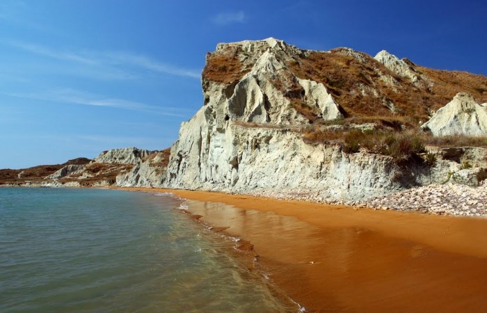 Που βρίσκεται η «κόκκινη» παραλία της Ελλάδας; Έχει περίεργο όνομα και θεωρείται μία από τις 20 πιο παράξενες παραλίες στον κόσμο! - Εικόνα 2