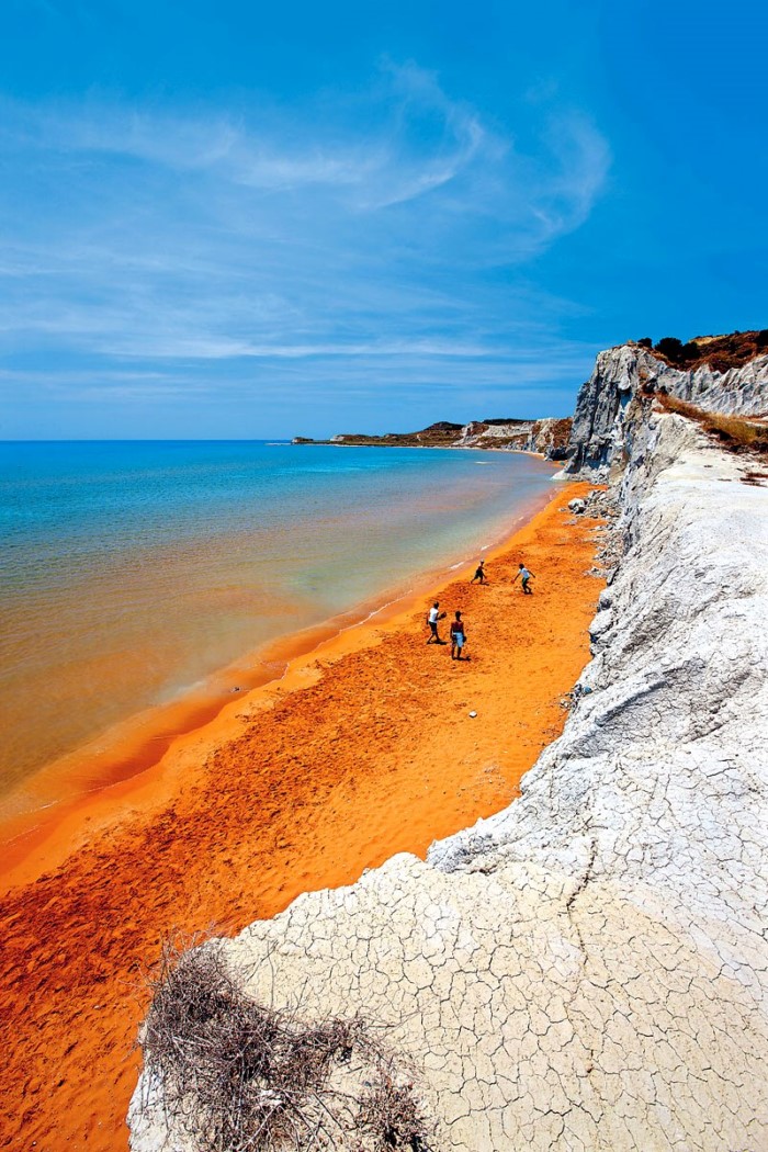 Που βρίσκεται η «κόκκινη» παραλία της Ελλάδας; Έχει περίεργο όνομα και θεωρείται μία από τις 20 πιο παράξενες παραλίες στον κόσμο! - Εικόνα 8