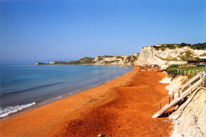 Που βρίσκεται η «κόκκινη» παραλία της Ελλάδας; Έχει περίεργο όνομα και θεωρείται μία από τις 20 πιο παράξενες παραλίες στον κόσμο! - Εικόνα 9
