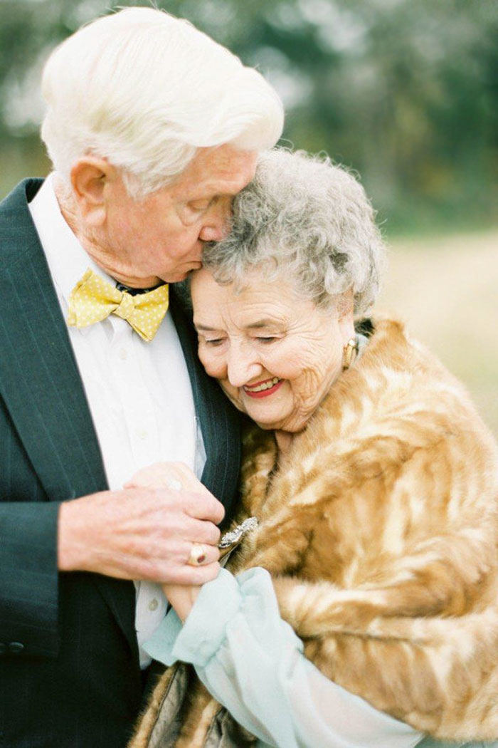 63 χρόνια μετά ένα αγαπημένο ζευγάρι γιόρτασε το γάμο του με μια γαμήλια φωτογράφιση - Εικόνα 6