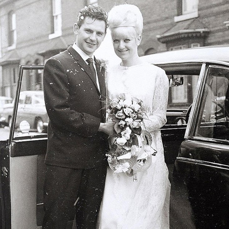 Ζευγάρι γιορτάζει την 50η επέτειό του με τα ίδια ρούχα που φορούσε την ημέρα του γάμου του - Εικόνα 1