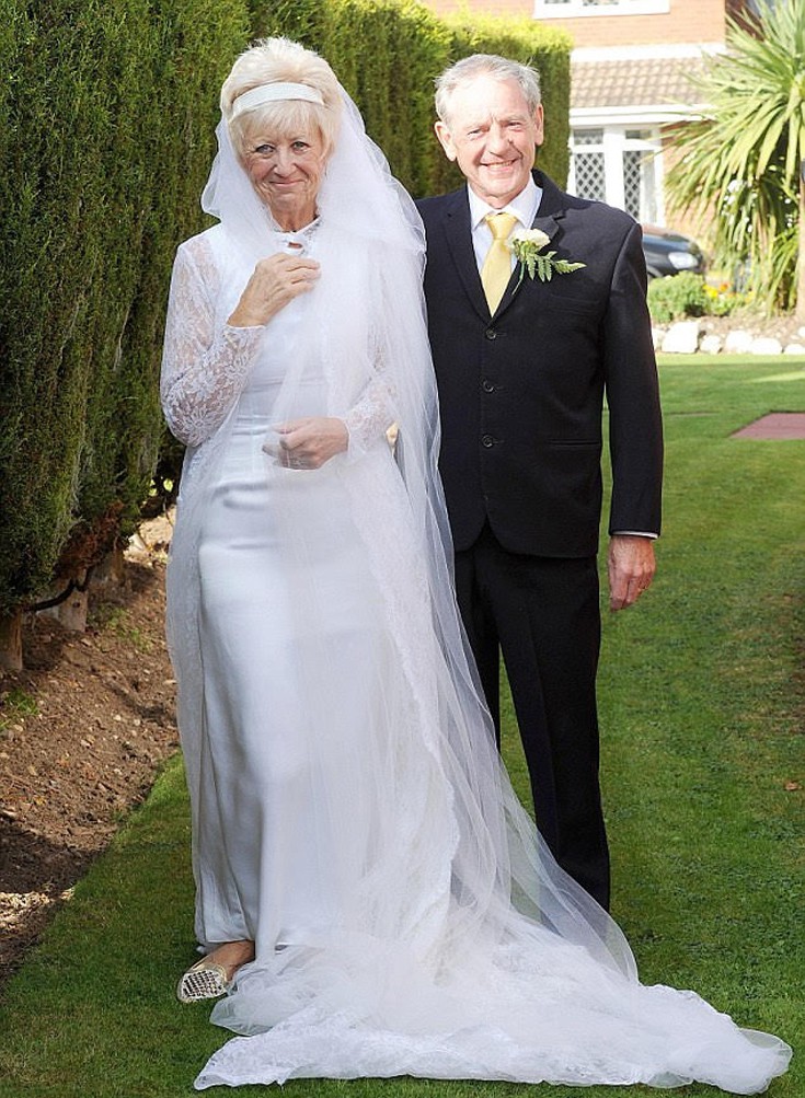 Ζευγάρι γιορτάζει την 50η επέτειό του με τα ίδια ρούχα που φορούσε την ημέρα του γάμου του - Εικόνα 2