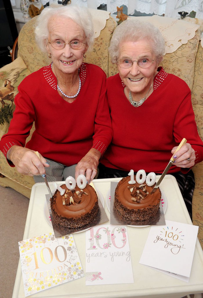Δίδυμες αδελφές γιορτάσουν τα 100ά γενέθλιά τους και αποκαλύπτουν το μυστικό για τη μακροζωία - Εικόνα 1