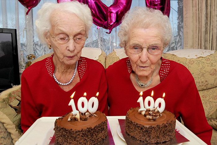 Δίδυμες αδελφές γιορτάσουν τα 100ά γενέθλιά τους και αποκαλύπτουν το μυστικό για τη μακροζωία - Εικόνα 2