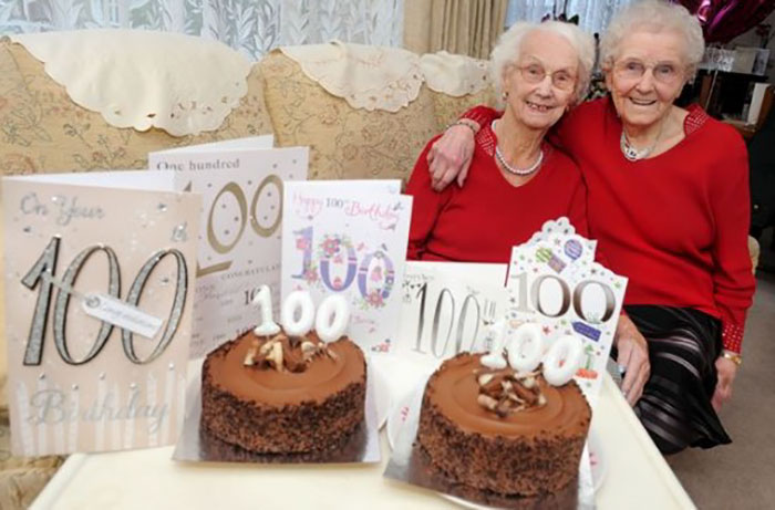 Δίδυμες αδελφές γιορτάσουν τα 100ά γενέθλιά τους και αποκαλύπτουν το μυστικό για τη μακροζωία - Εικόνα 8