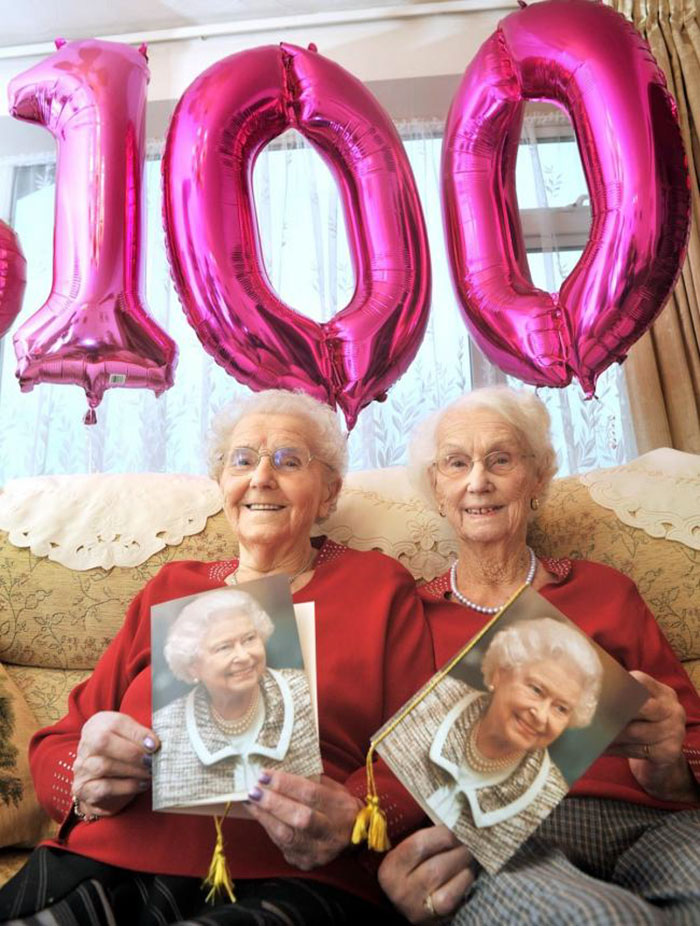 Δίδυμες αδελφές γιορτάσουν τα 100ά γενέθλιά τους και αποκαλύπτουν το μυστικό για τη μακροζωία - Εικόνα 9