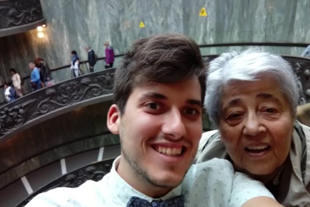 Ο νεαρός Έλληνας που ταξίδεψε με την 86 γιαγιά του στη Ρώμη και μας έχει συγκινήσει! - Εικόνα 2