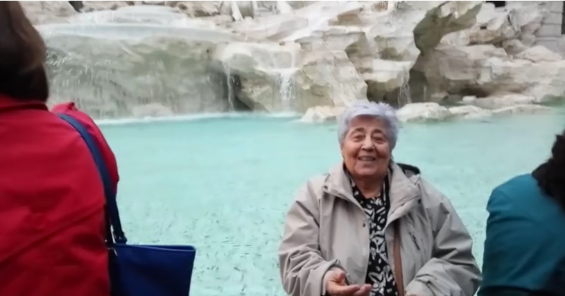 Ο νεαρός Έλληνας που ταξίδεψε με την 86 γιαγιά του στη Ρώμη και μας έχει συγκινήσει! - Εικόνα 3