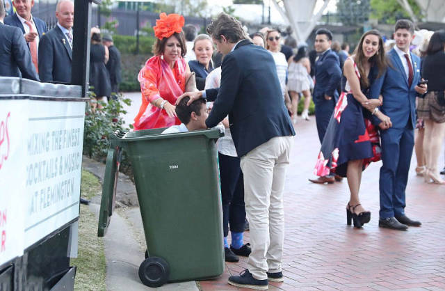 Όλα τα τρελά και ξέφρενα πράγματα που συνέβησαν κατά τη διάρκεια της ημέρας του Melbourne Cup - Εικόνα 28