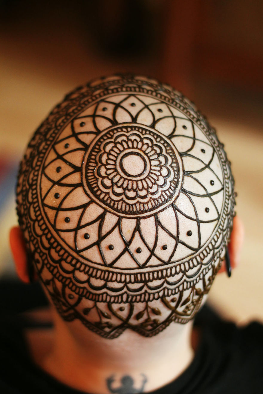 Καλλιτέχνης η οποία έχασε τον πατριό της από τον καρκίνο κάνει τώρα δωρεάν τατουάζ χέννας σε καρκινοπαθείς - Εικόνα 1