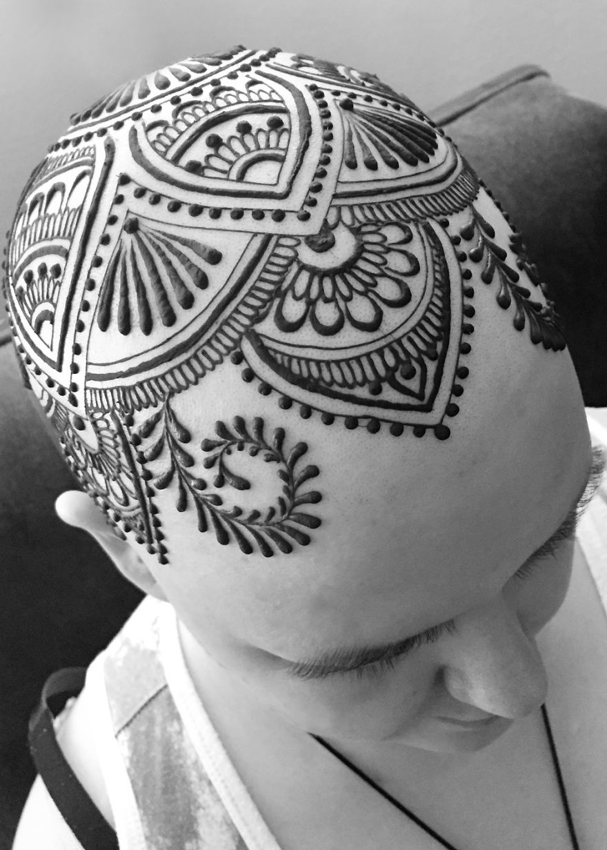Καλλιτέχνης η οποία έχασε τον πατριό της από τον καρκίνο κάνει τώρα δωρεάν τατουάζ χέννας σε καρκινοπαθείς - Εικόνα 3