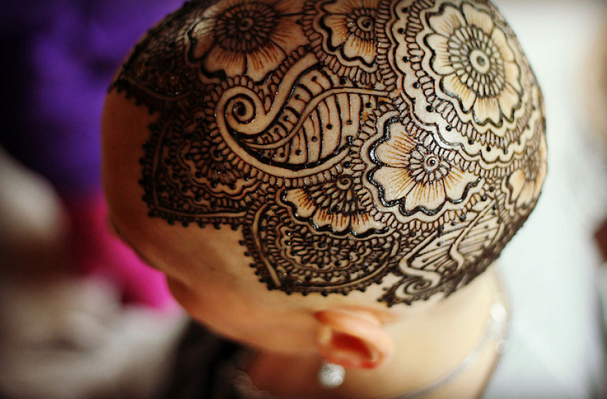 Καλλιτέχνης η οποία έχασε τον πατριό της από τον καρκίνο κάνει τώρα δωρεάν τατουάζ χέννας σε καρκινοπαθείς - Εικόνα 4