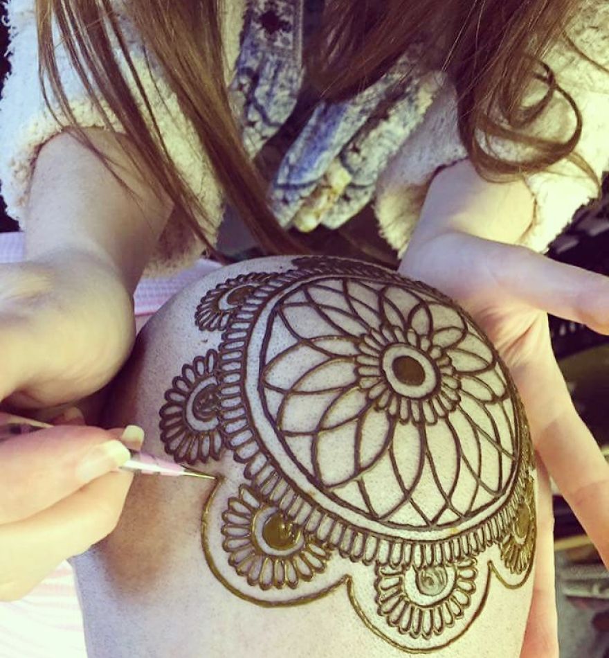 Καλλιτέχνης η οποία έχασε τον πατριό της από τον καρκίνο κάνει τώρα δωρεάν τατουάζ χέννας σε καρκινοπαθείς - Εικόνα 6