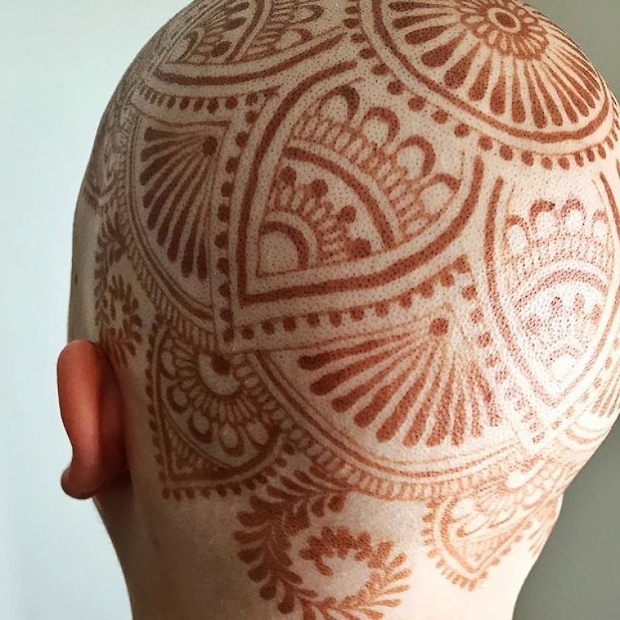 Καλλιτέχνης η οποία έχασε τον πατριό της από τον καρκίνο κάνει τώρα δωρεάν τατουάζ χέννας σε καρκινοπαθείς - Εικόνα 8