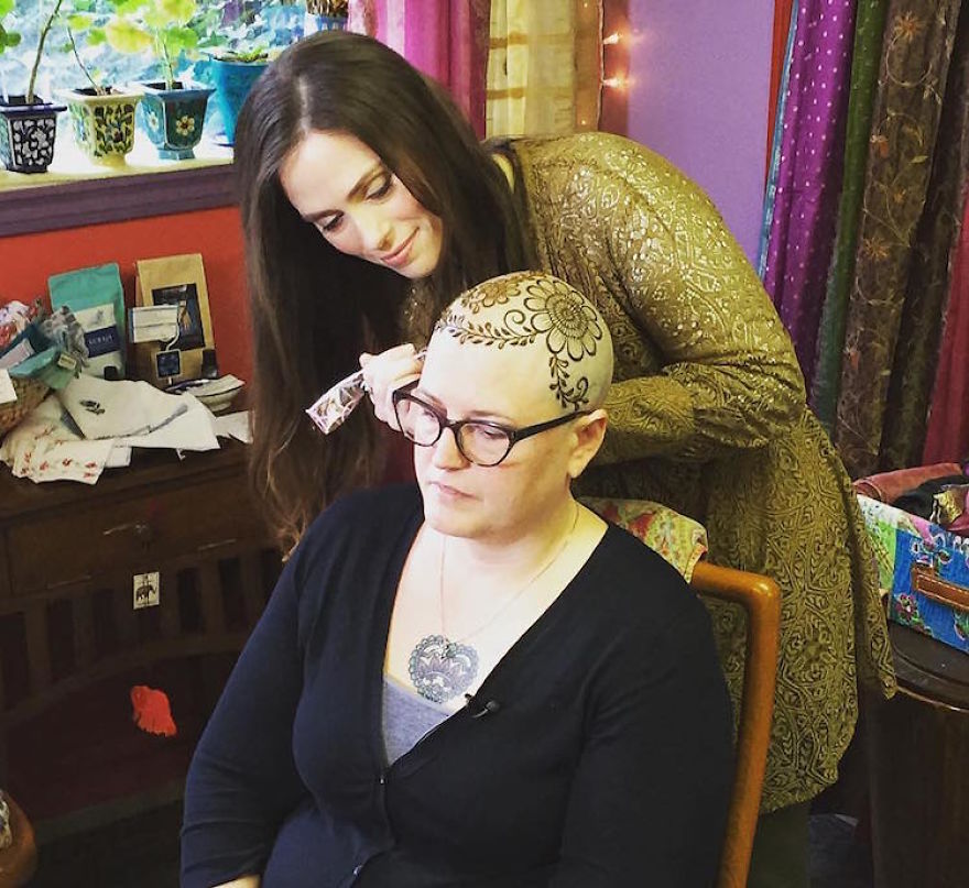 Καλλιτέχνης η οποία έχασε τον πατριό της από τον καρκίνο κάνει τώρα δωρεάν τατουάζ χέννας σε καρκινοπαθείς - Εικόνα 9