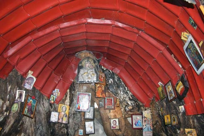 Μοναδικό στην Ελλάδα: Το Εκκλησάκι της Παναγίας που βρίσκεται μέσα σε έναν τεράστιο πλάτανο! - Εικόνα 8